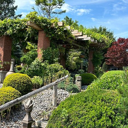 Bed and Breakfast The Wind In The Willows - Luxury Lakefront Oasis Cobourg Zewnętrze zdjęcie