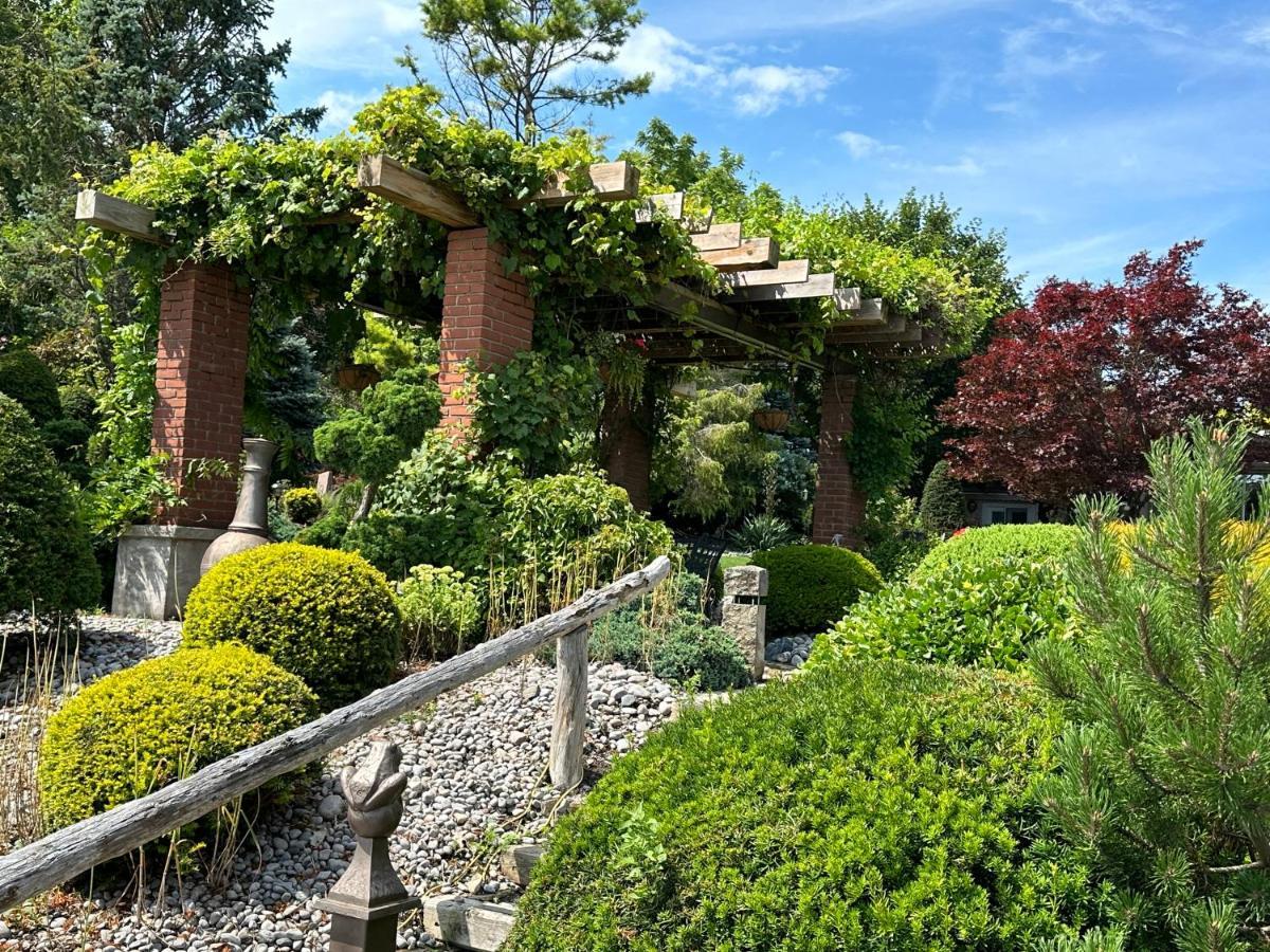 Bed and Breakfast The Wind In The Willows - Luxury Lakefront Oasis Cobourg Zewnętrze zdjęcie