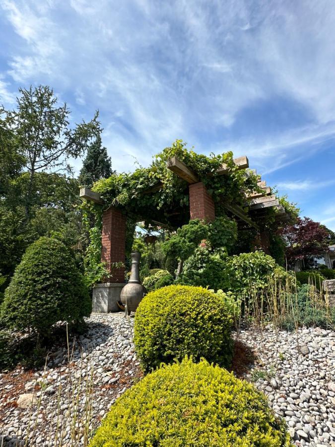 Bed and Breakfast The Wind In The Willows - Luxury Lakefront Oasis Cobourg Zewnętrze zdjęcie