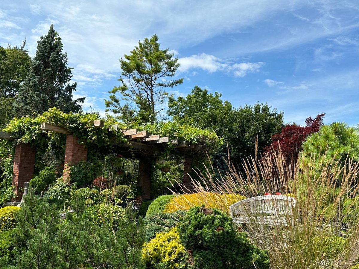 Bed and Breakfast The Wind In The Willows - Luxury Lakefront Oasis Cobourg Zewnętrze zdjęcie