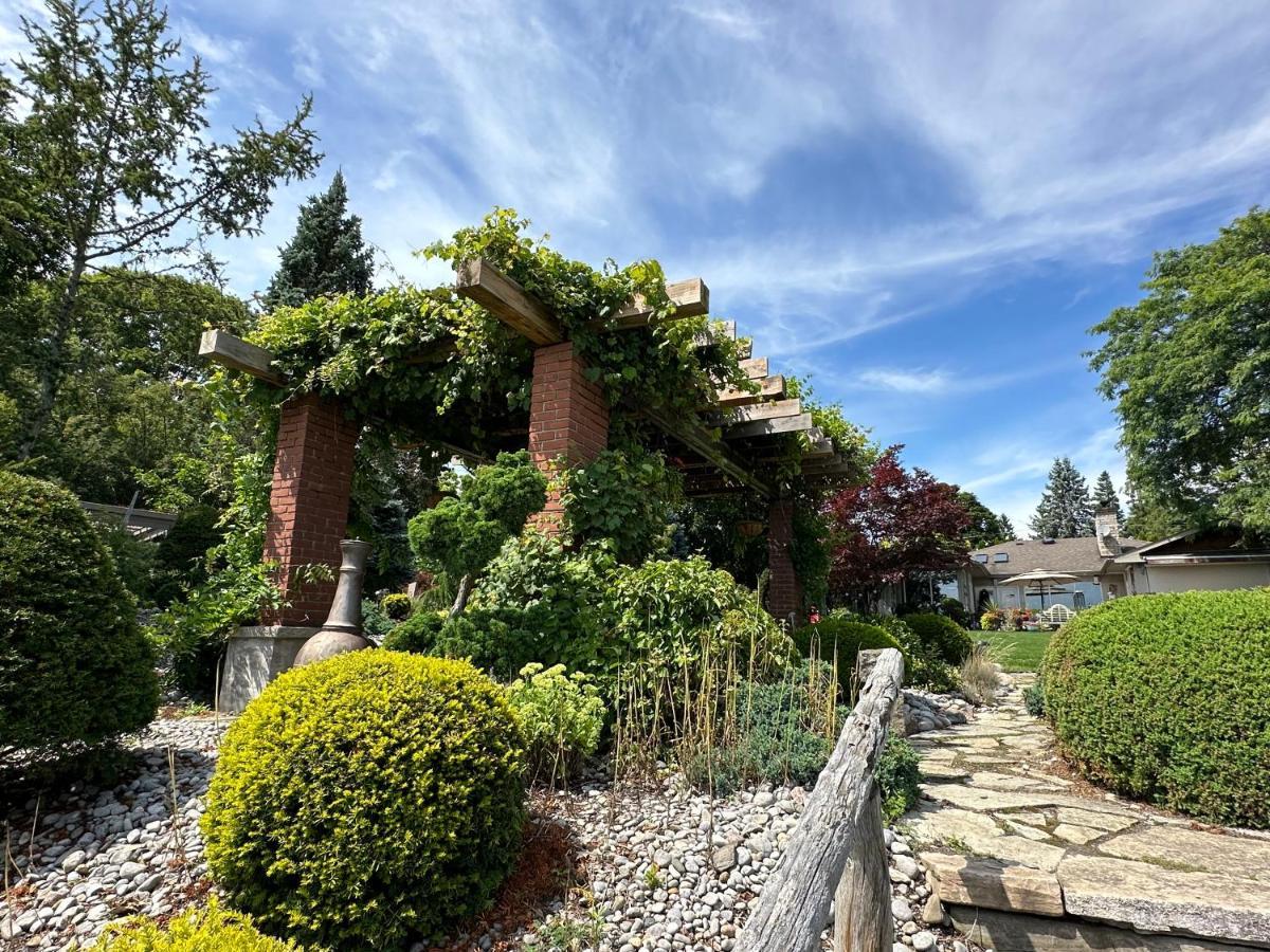 Bed and Breakfast The Wind In The Willows - Luxury Lakefront Oasis Cobourg Zewnętrze zdjęcie